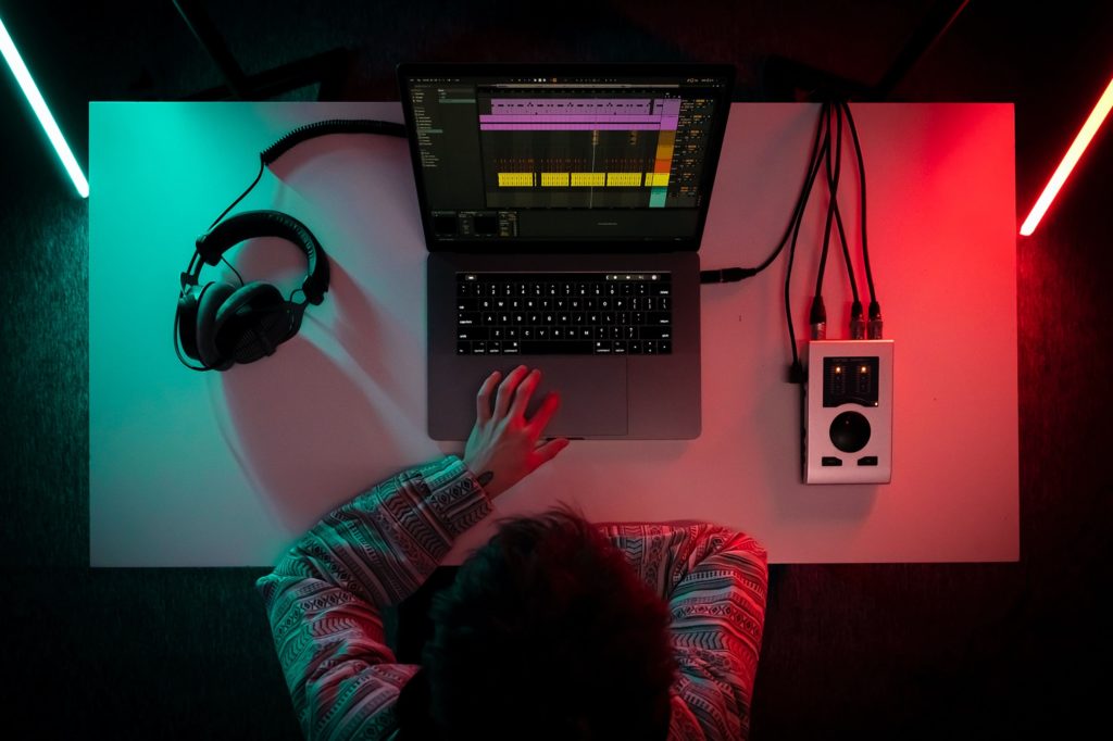 Beatmakeur qui utilise le DAW Ableton Live